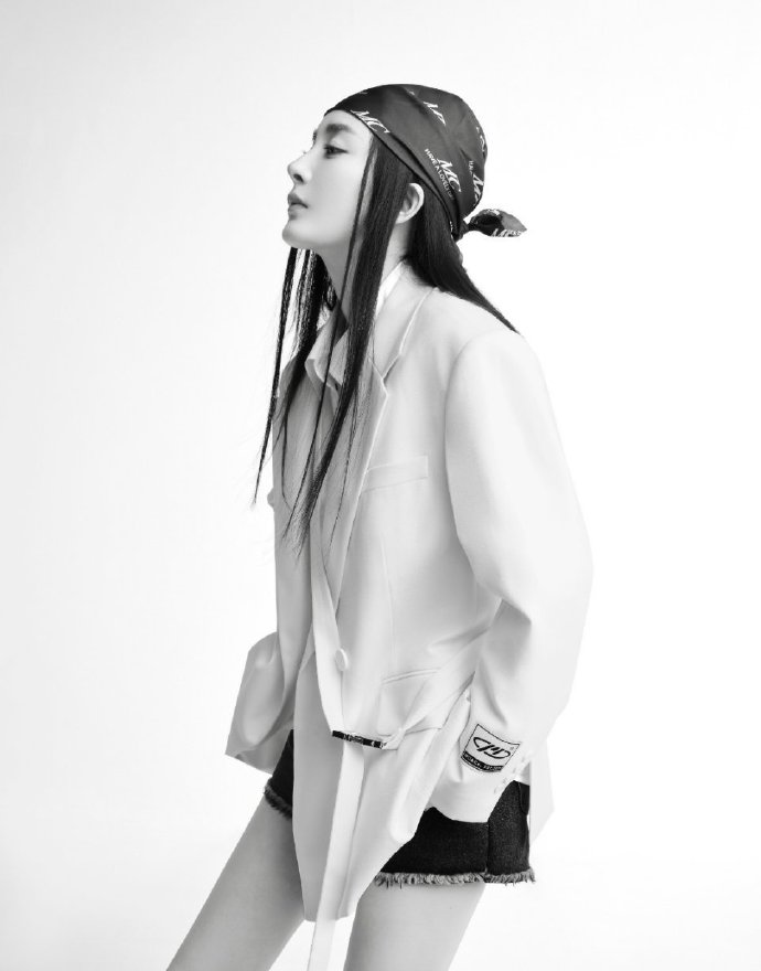 杨幂发带穿搭秒变酷拽时尚girl, 是拽酷的幂幂喔!