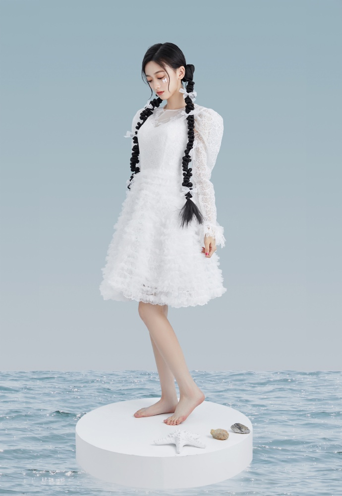 kpl最美女解说?天云灵性cos大乔新皮肤,灵儿晒光脚海景白裙