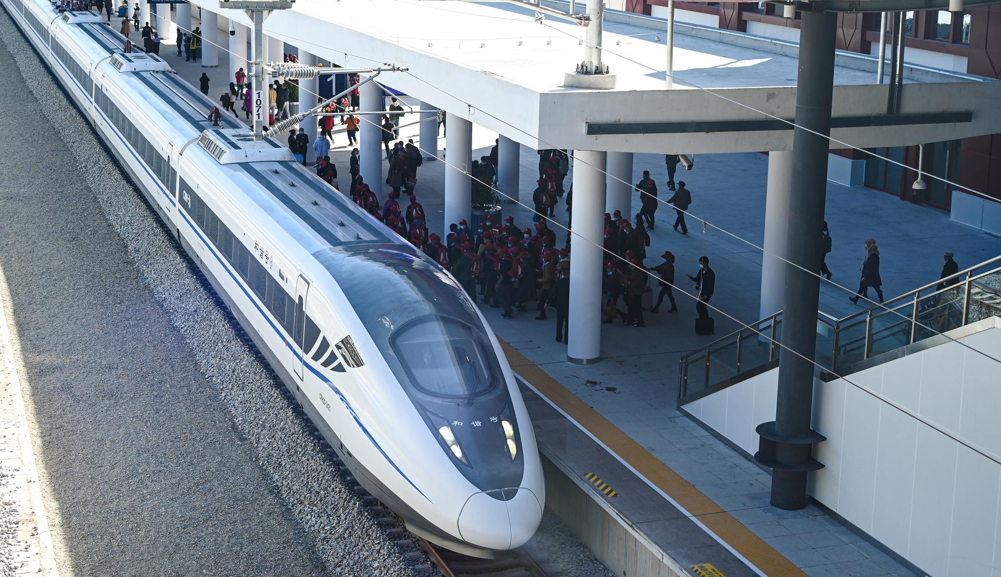12月30日,乘客在铁路临沧站登上开往昆明南的d8112次列车