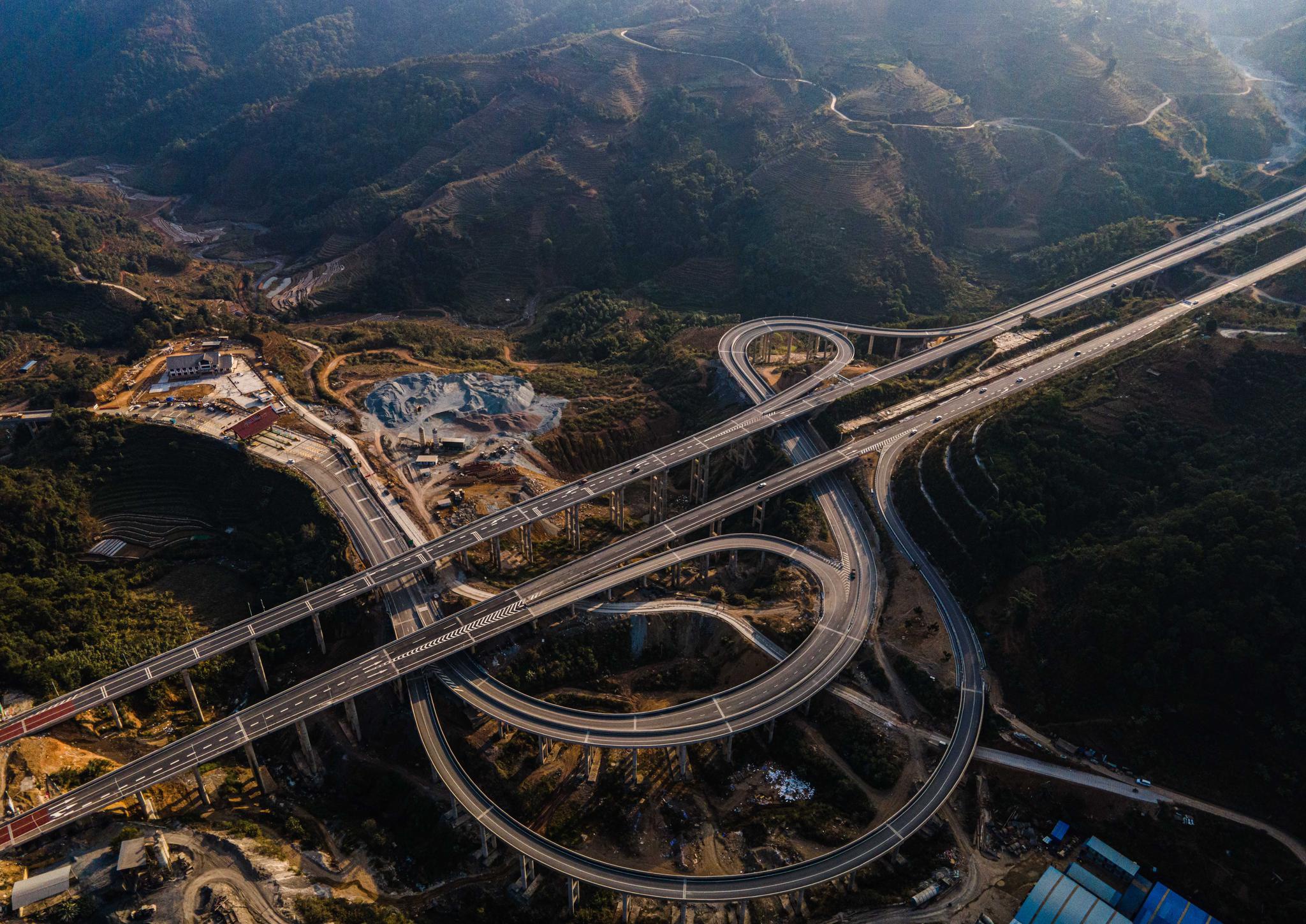 这是1月13日拍摄的云南省墨临高速公路昔归立交桥(无人机照片).