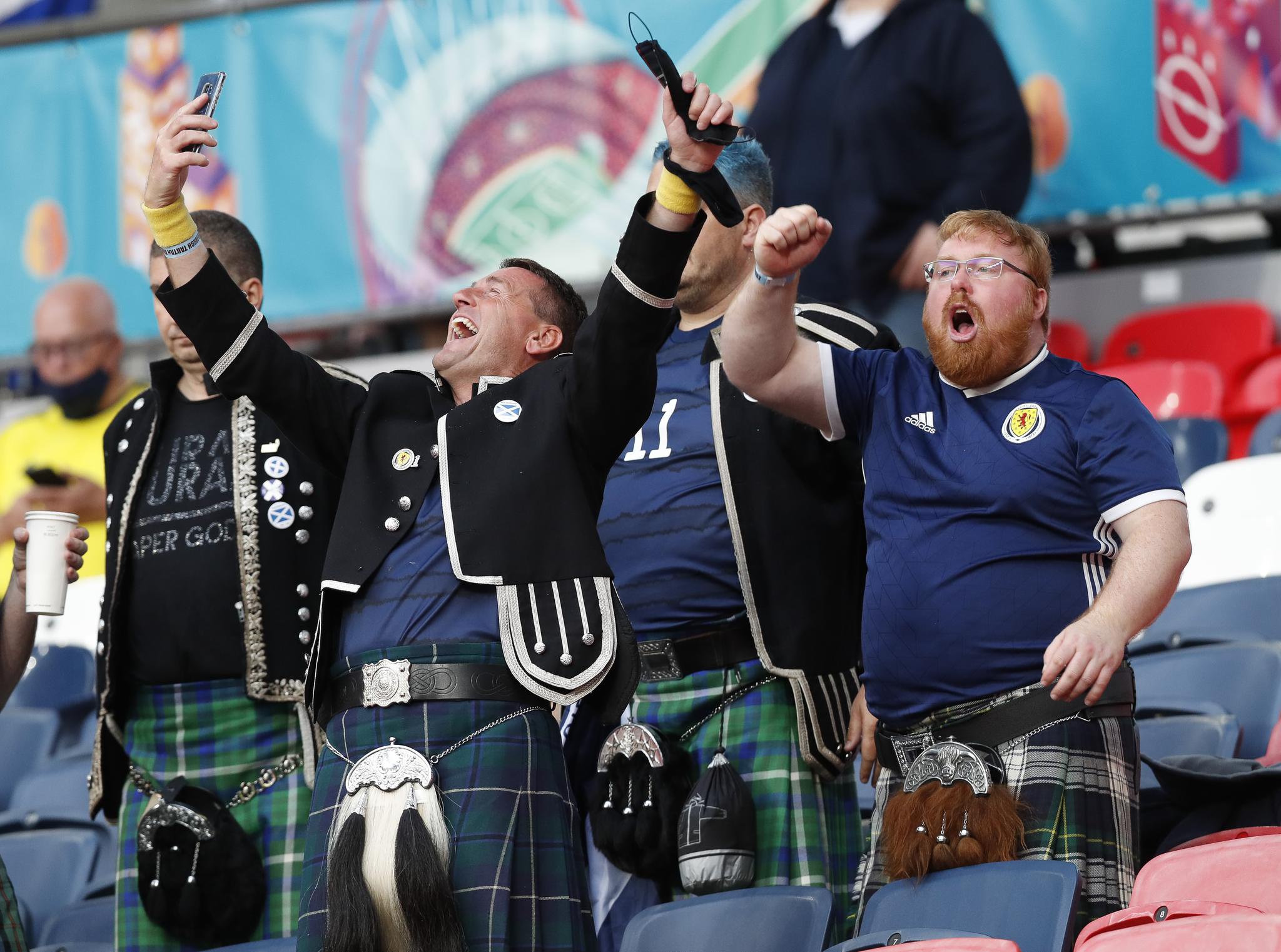 图为6月18日,苏格兰队球迷身穿传统服装为球队加油.