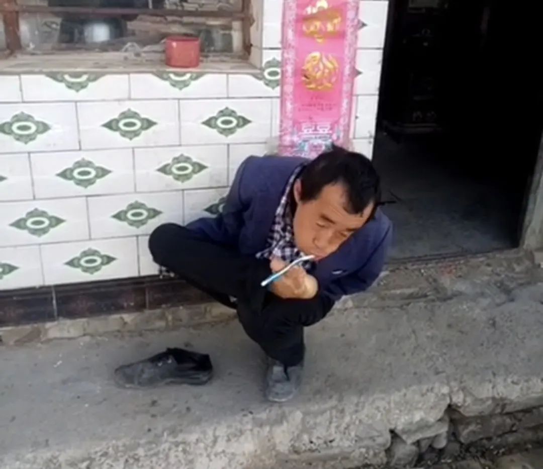 6岁失去双臂，母亲哭瞎眼睛，泾源男子用双脚与命运抗争！休闲区蓝鸢梦想 - Www.slyday.coM