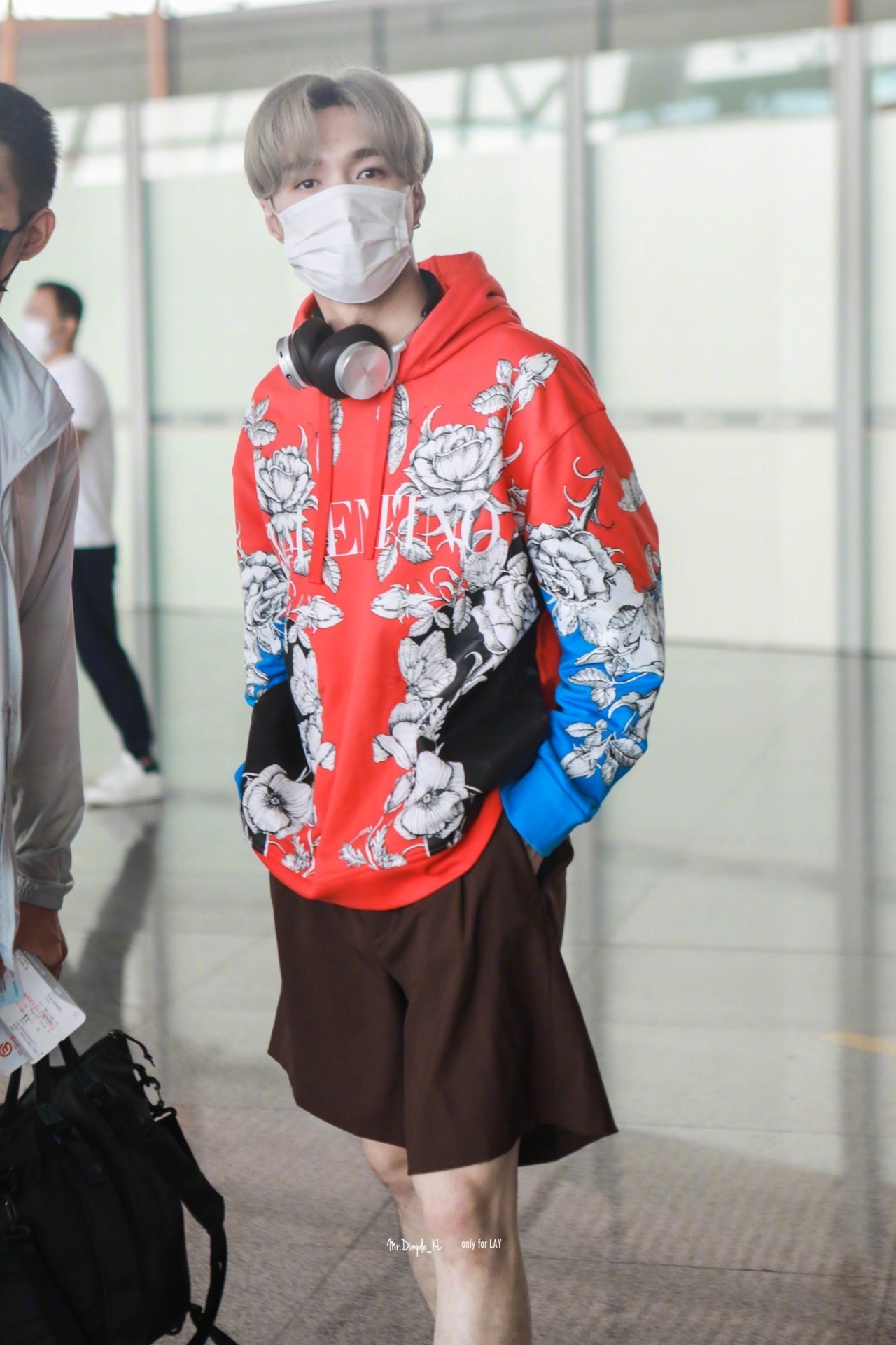 张艺兴换了新发色,金发小少爷,穿短裤可不多见