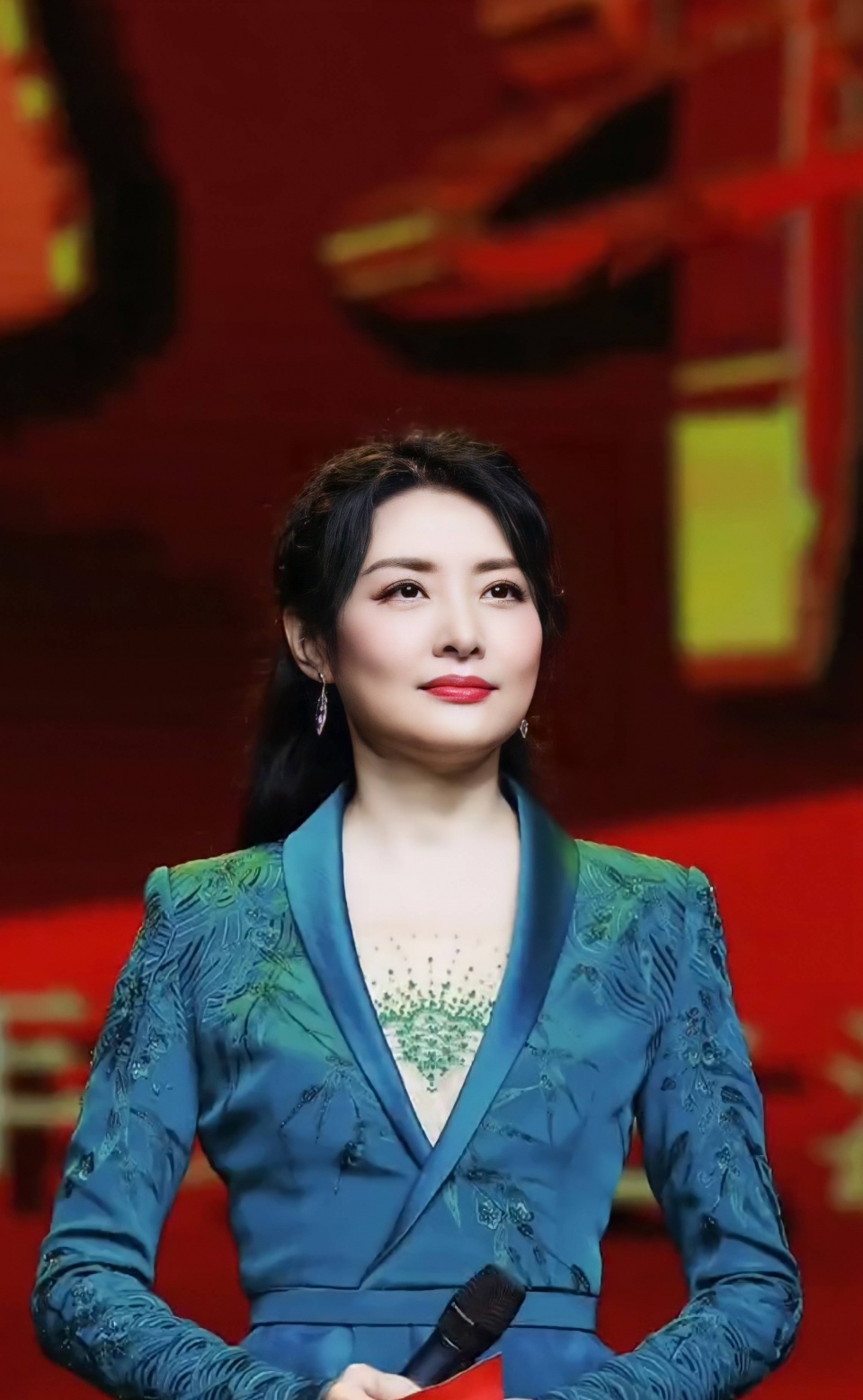 53岁周涛近照曝光,穿深v礼服知性优雅,被指撞脸小20岁赵丽颖