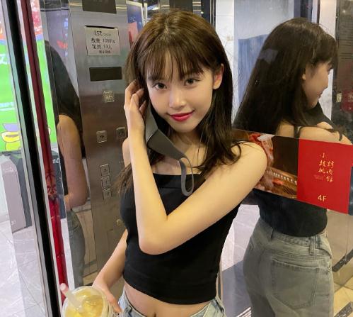 半藏森林的另一面除了茶艺大师外她也是一个电竞迷妹