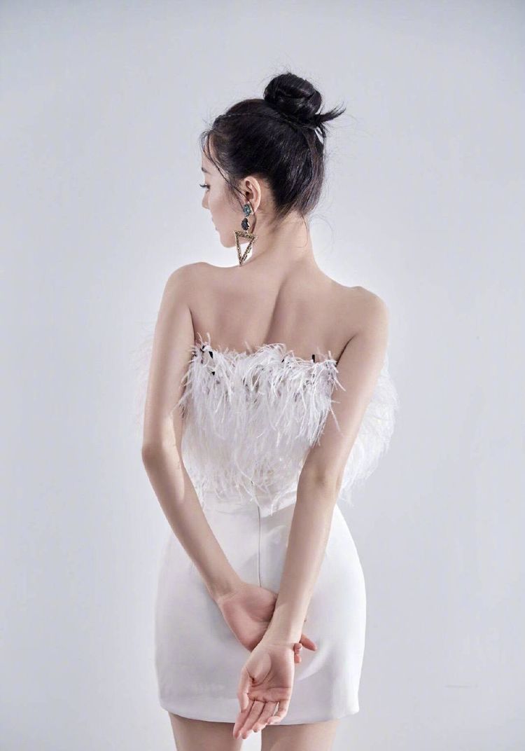 迪丽热巴360度展示好身材,白色羽毛抹胸包臀裙,尽显曼妙好身材