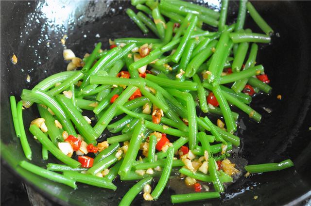 烧开后将南瓜藤倒入锅中,炒匀,酌情加盐炒匀即可.