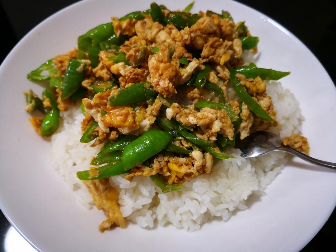 下饭菜,快手简单的酱香炒鸡蛋,一根青椒三个鸡蛋轻松做一人食|酱香|青