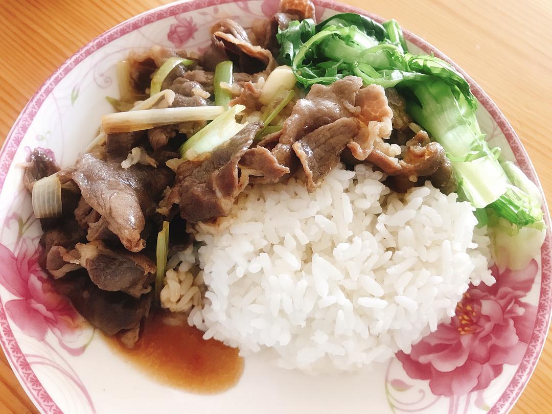 色味俱佳的泡菜牛肉盖饭