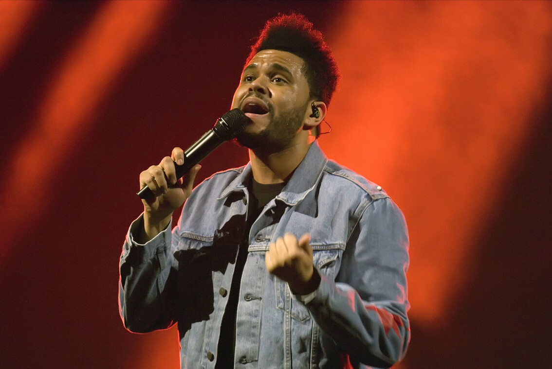 安吉丽娜朱莉与90后歌手威肯约会引发网友热议经纪人出面辟谣