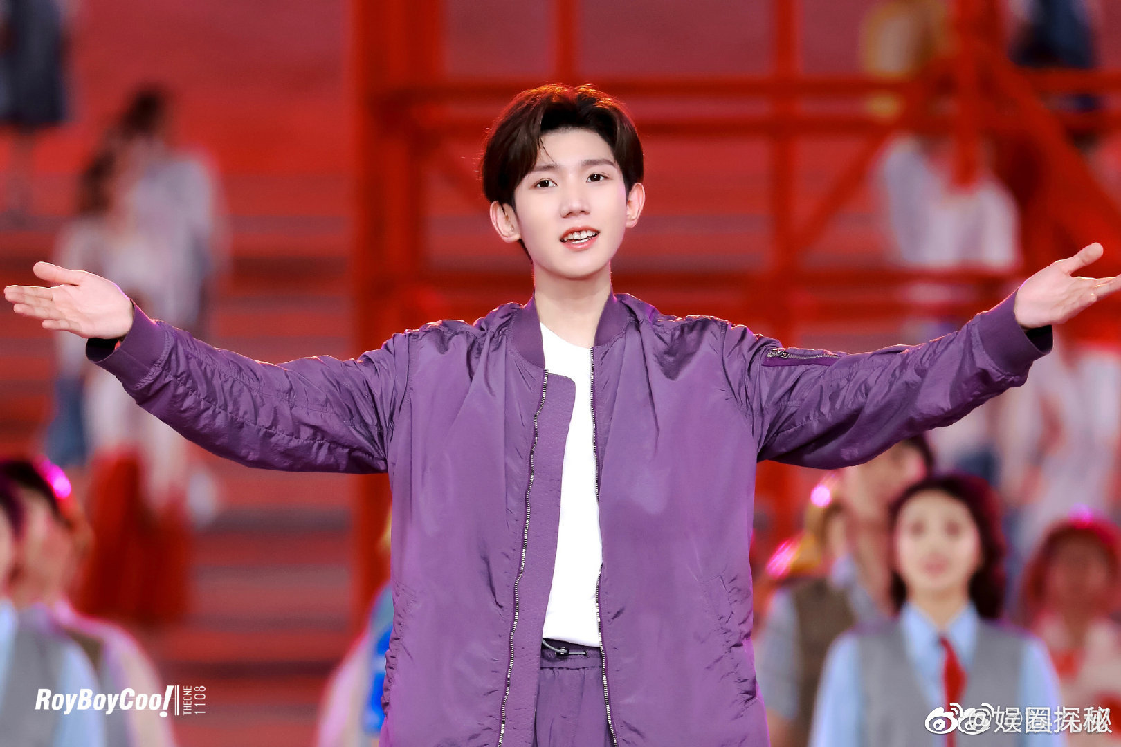 王源紫色套装造型青春有活力小源的笑容太治愈了