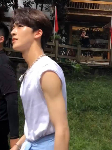 穿衣显瘦脱衣有肉,何洛洛这手臂肌肉线条好绝!