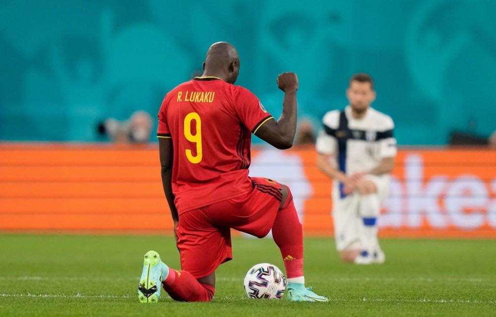 卢卡库成主角!比利时发战意大利海报,向队史首座德劳内杯冲击