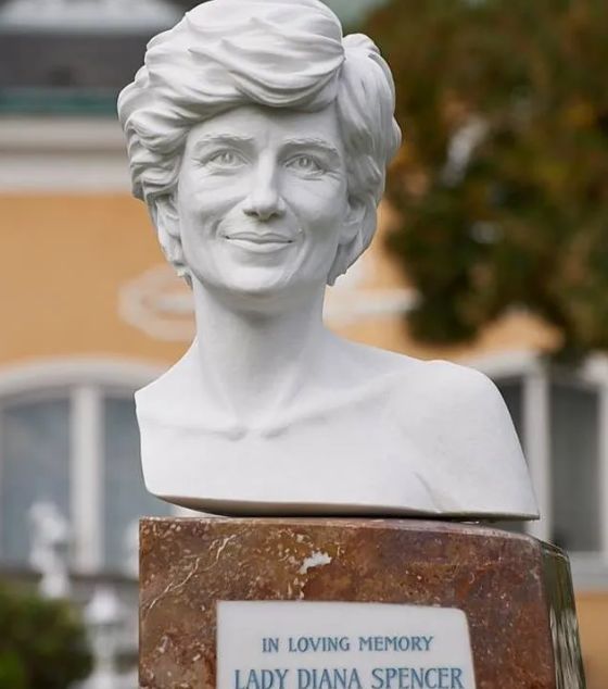 戴妃雕像啥样衬衫配半身裙与真人八分像身边还有三个小孩陪伴