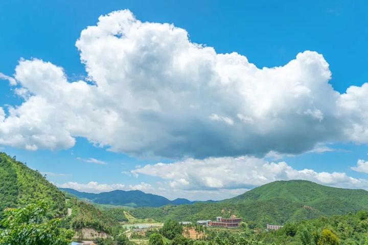 瑞山生态旅游度假区位于梅州市大埔洲瑞镇,是国家3a级旅游景区,以"原