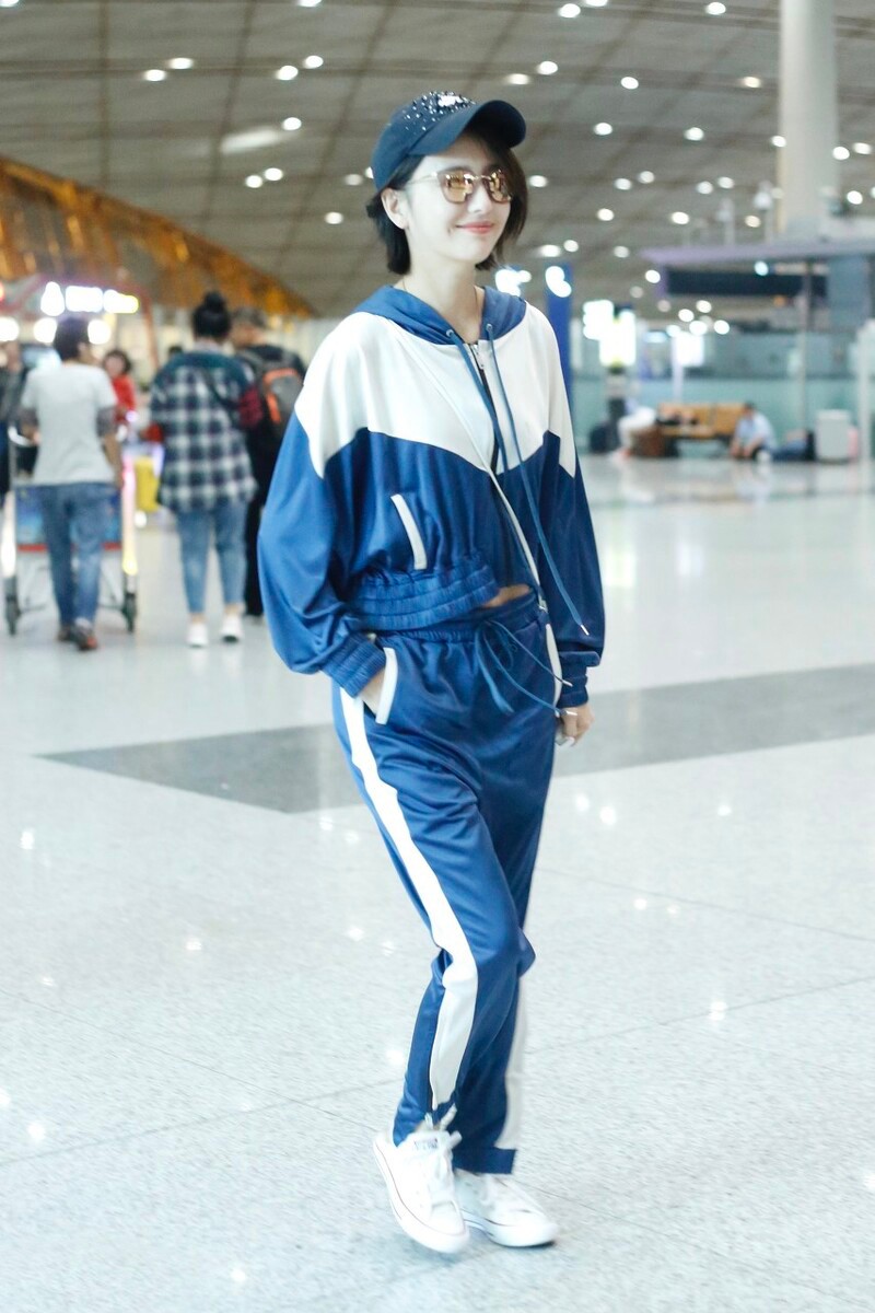 佟丽娅也来装嫩一身校服造型复古减龄穿出20岁的状态