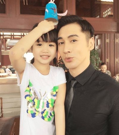 11岁颜值不输妈妈,长相甜美大眼睛呆萌|钟丽缇|张硕伦|考拉_新浪新闻