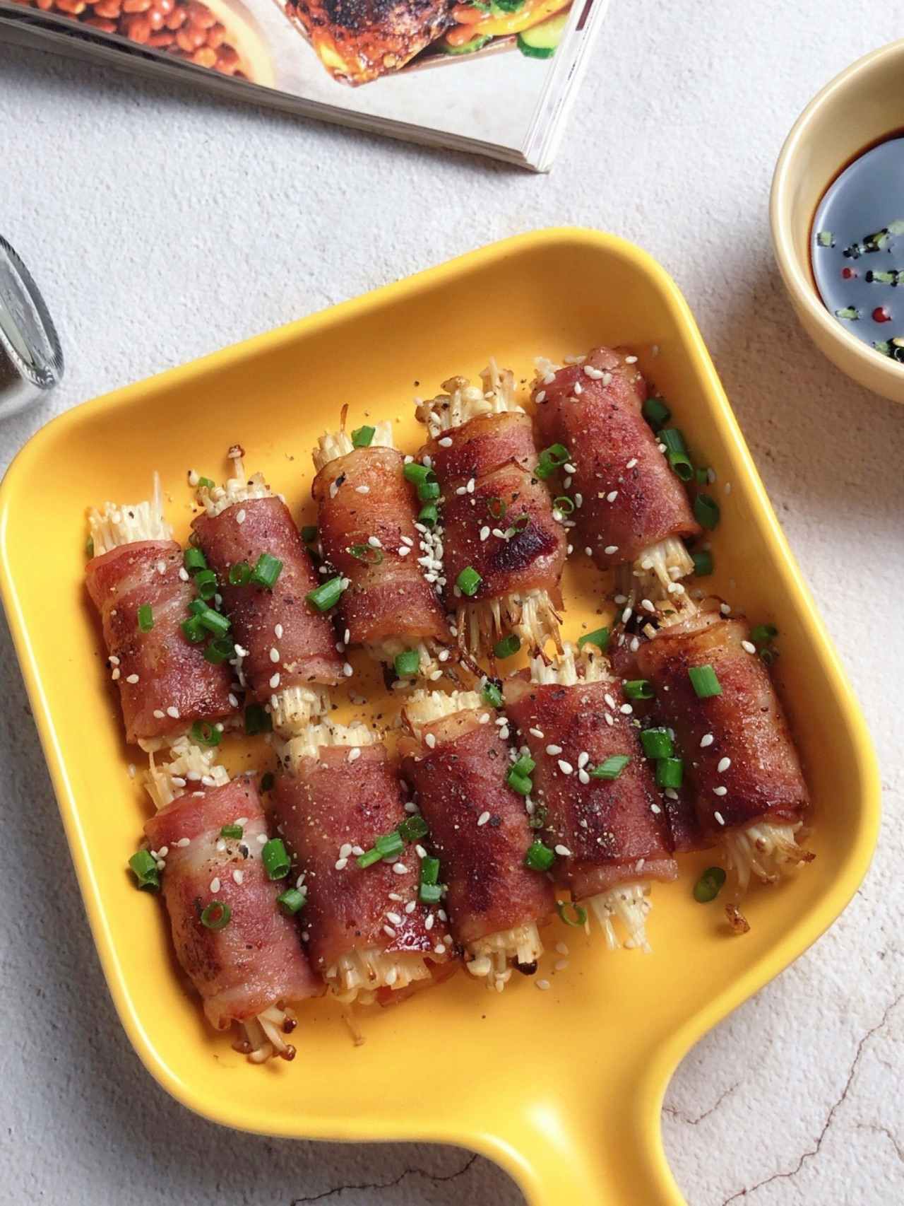 香烤孜然培根金针菇卷,外酥里嫩,健康美味