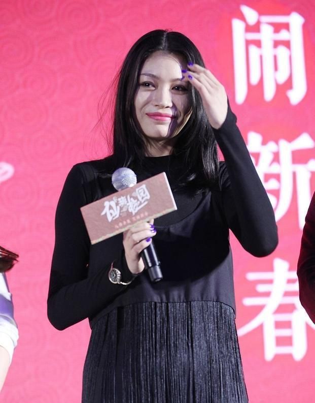 汪峰前妻身高177公分,身穿吊带连衣裙展,身材让人羡慕