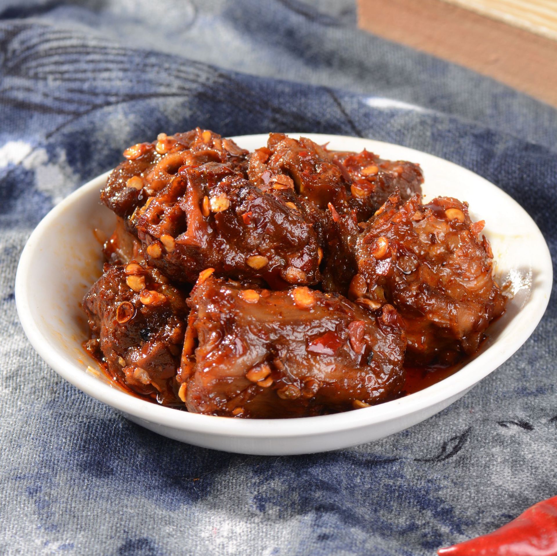 爽口解馋的香辣鸭脖