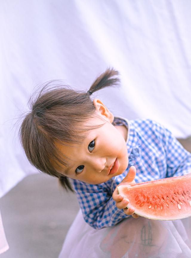 宝宝吃西瓜有讲究,宝宝多大可以吃西瓜,怎么吃才更健康?