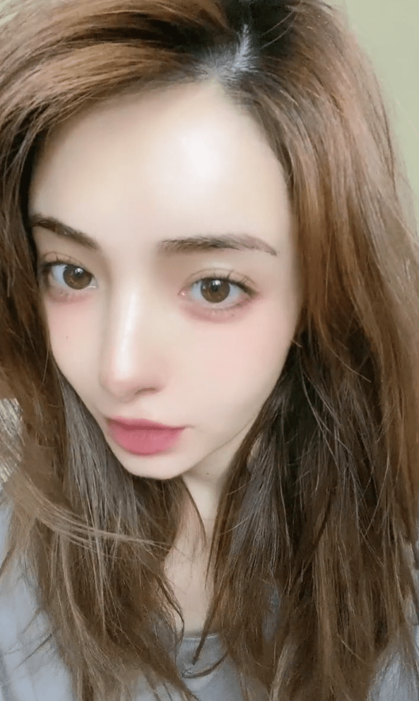 麦迪娜晒臭美自拍染头发做美甲孕期也要美胖18斤后半身出镜