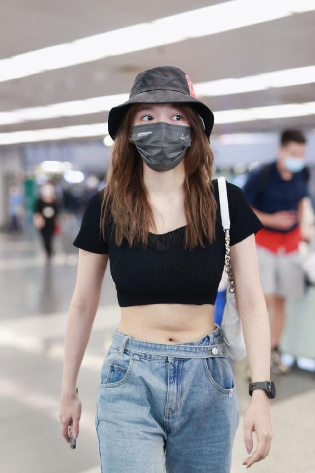 有种微胖身材叫程潇随便穿就很好看机场穿露腰装曲线吸睛