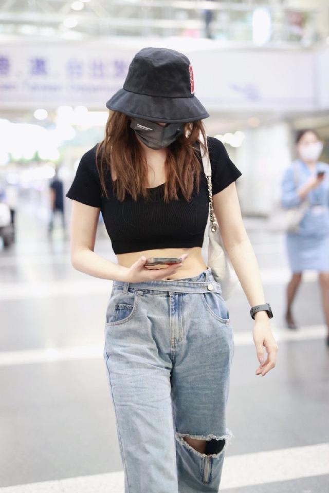 有种微胖身材叫程潇随便穿就很好看机场穿露腰装曲线吸睛