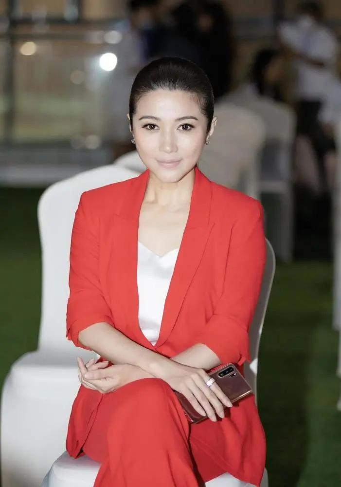 颜丙燕早就该剪短发了穿这身蕾丝裙太显身材这曲线哪像中年人