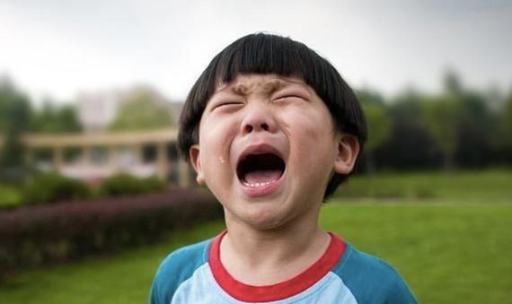 熊孩子拿“大刀”划花奔驰,车主索赔遭拒,家长：报警来抓他吧休闲区蓝鸢梦想 - Www.slyday.coM