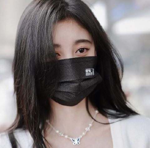 鞠婧祎下飞机被拍穿白色泡泡袖清爽公主裙口罩可算是戴稳当了