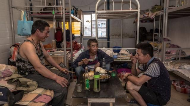 前,还在和工友们在工地上卖力的干活,还在家中和家人们愉快的用了晚餐