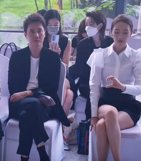 现场牵手又秒放下,男方表情略显羞涩|童谣|冯绍峰|童瑶_新浪新闻