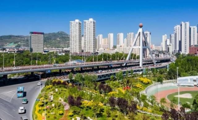 青藏高原上的西宁海湖新区高楼大厦林立西宁跟你想象的不一样