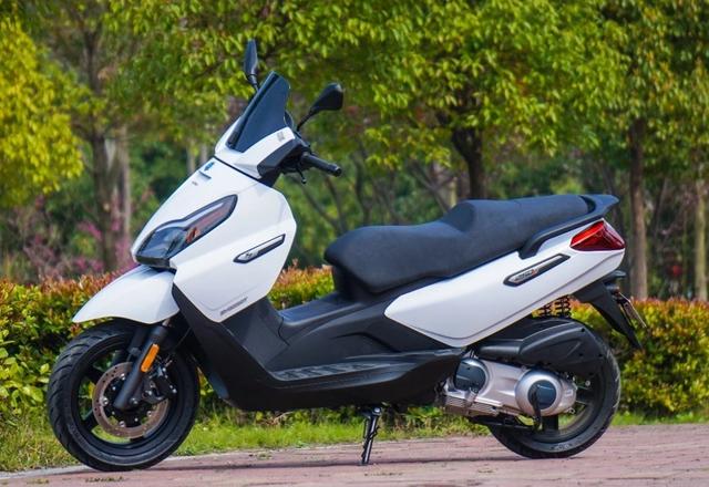 售价不到2万比亚乔x7大踏板正式上市水冷电喷250配置出色