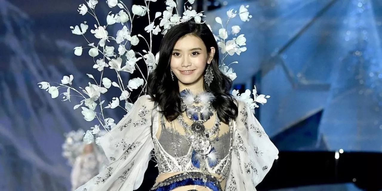 奚梦瑶在维密上面摔倒,绝对是奚梦瑶模特生涯的一个大污点.