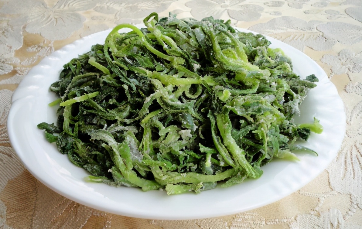 蒸野菜不要直接裹面粉记得多做1步蒸好后野菜不成坨