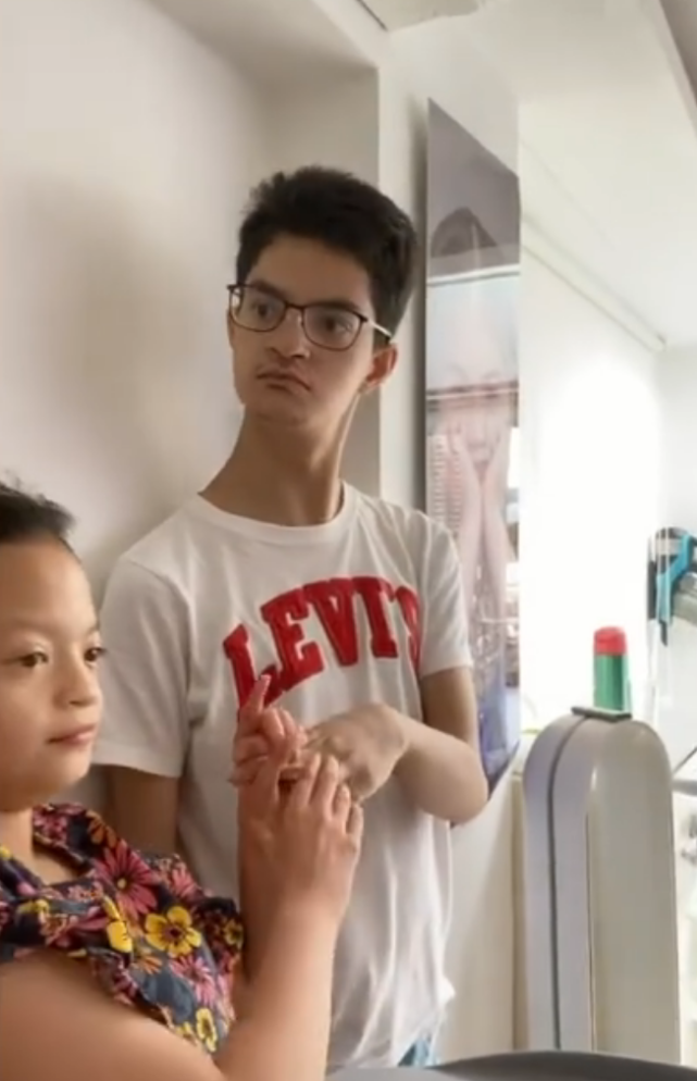 前tvb女艺人钟丽淇与老公撇下女儿吃浪漫晚餐庆祝结婚11周年