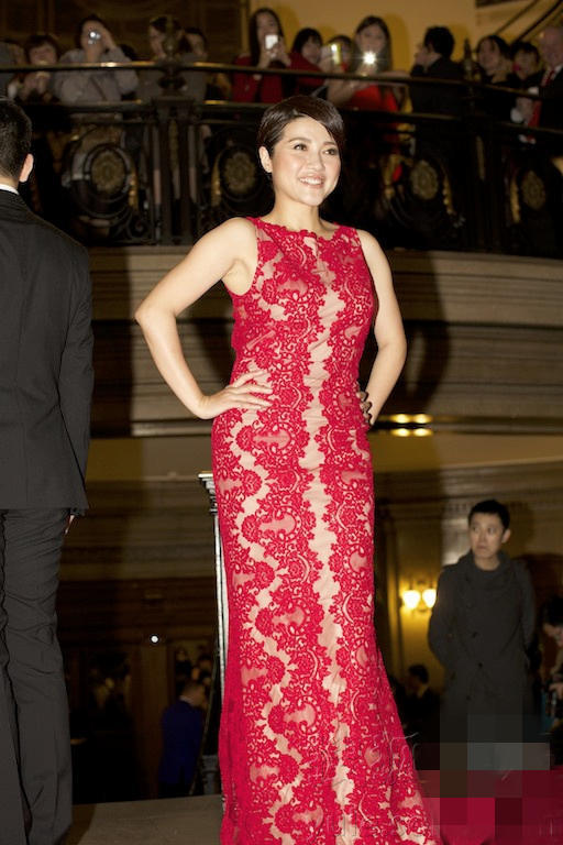 颜丙燕早就该剪短发了穿这身蕾丝裙太显身材这曲线哪像中年人