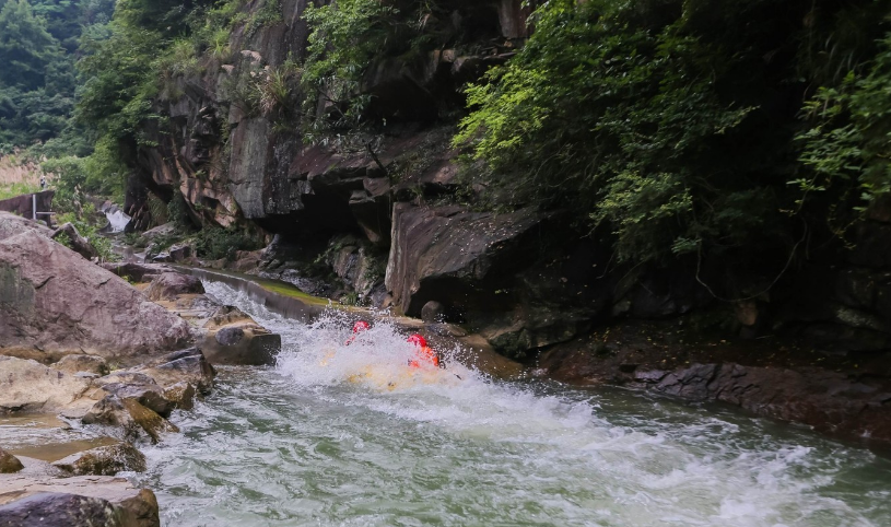 虎啸峡景区位于桐庐西南部山区钟山乡境内,距离桐庐县城大约30公里