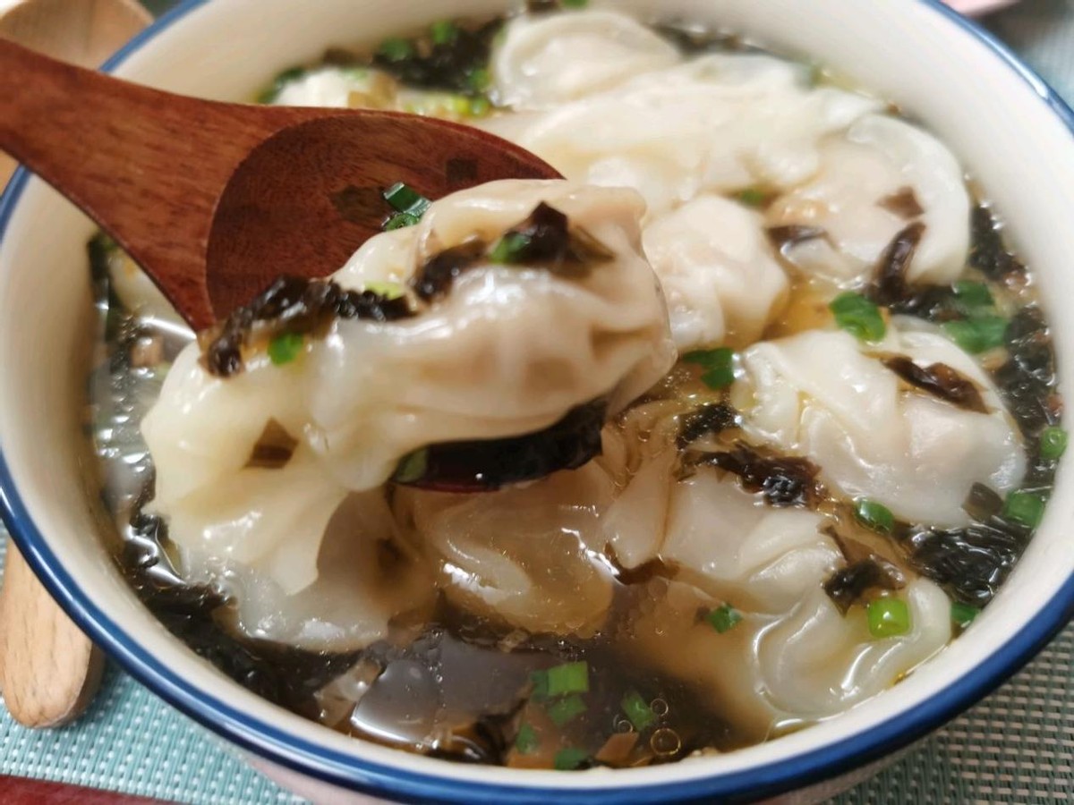 不仅可以饱腹,而且汤鲜味美,非常适合早上开胃,但外面的一碗馄饨价格