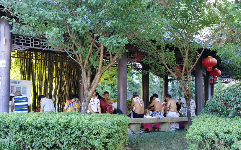 江西有座小镇以温泉出名,大爷大妈集体在路边泡脚,场面十分壮观