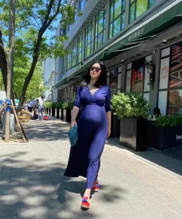 朱珠晒出孕晚期状态,和老公一起看展做胎教,两人合照超甜蜜|朱珠|孕晚