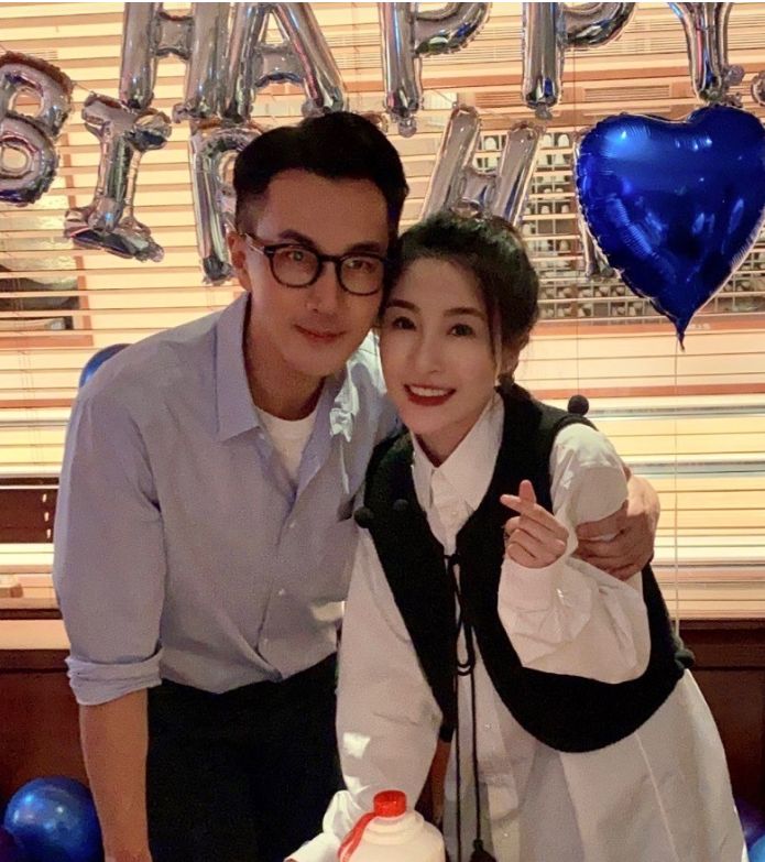46岁刘恺威近照曝光现身林夏薇生日聚会和女方亲密搂肩关系好