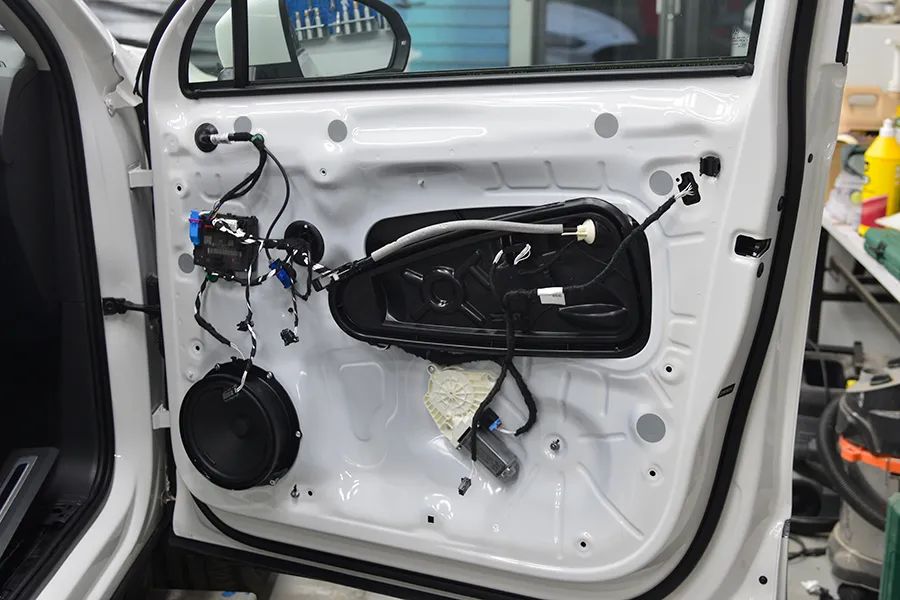 车门也同样是德系常见的一体冲压门. 隔音棉 没有