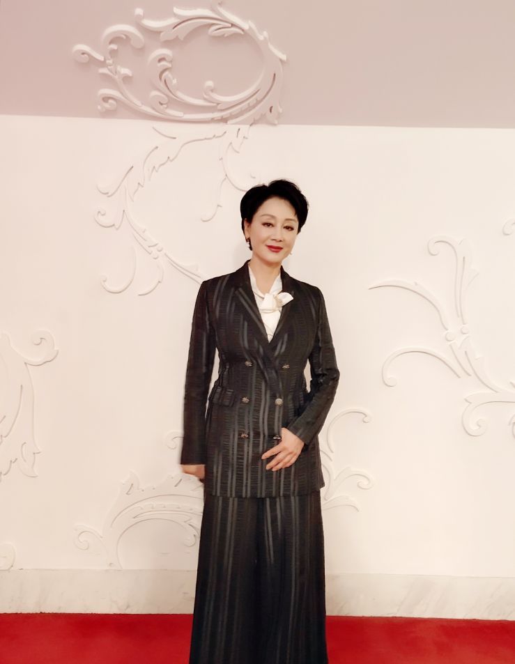 在机场拍到王姬,戴老花镜皮肤干瘪身材走形,这就是真实的58岁!