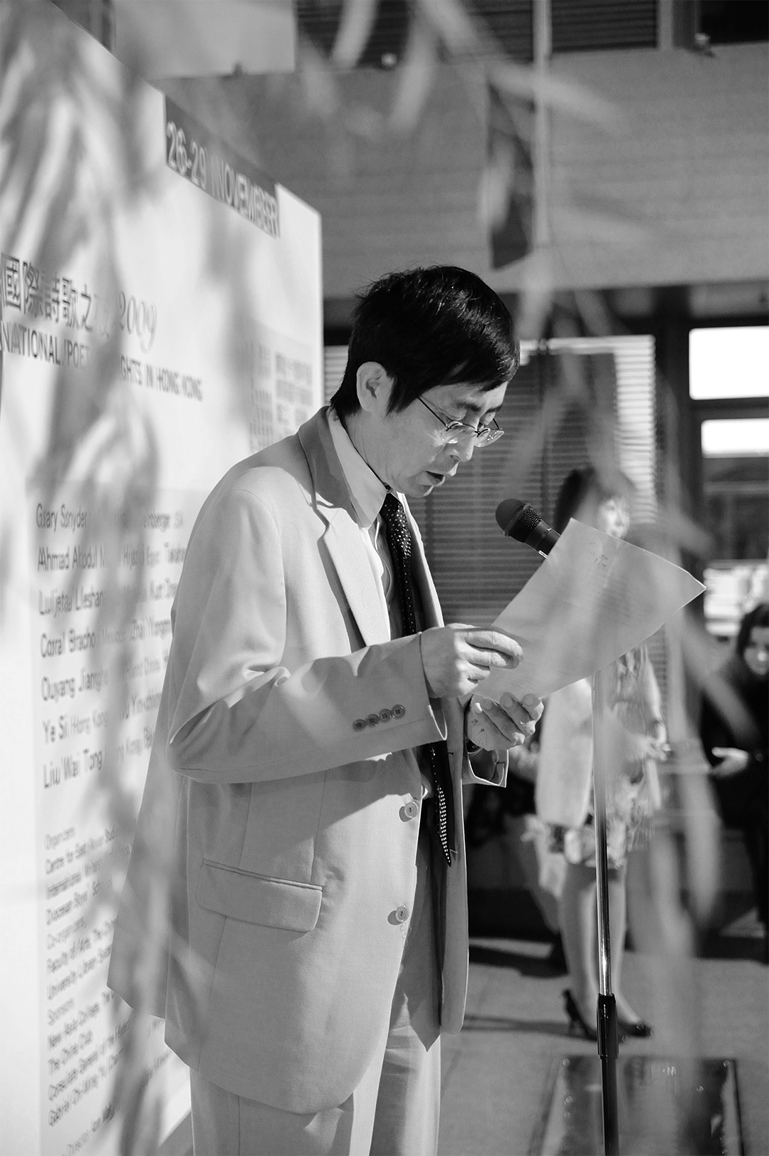 作者:北岛,原名赵振开,1949年生于北京,1978年和朋友在北京创办文学