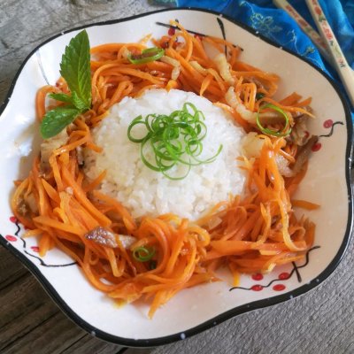 胡萝卜炒肉盖饭