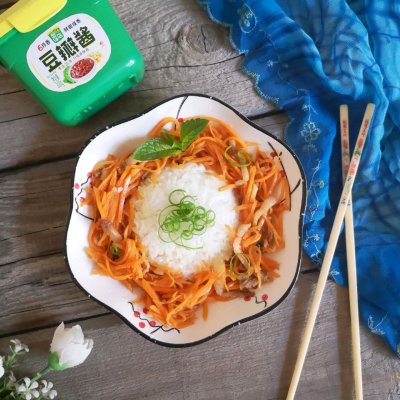 胡萝卜炒肉盖饭
