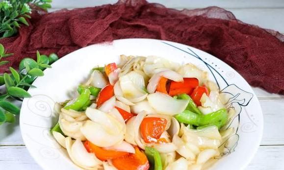 炒百合时下锅前多做一步百合鲜嫩爽口洁白如玉不变黑色